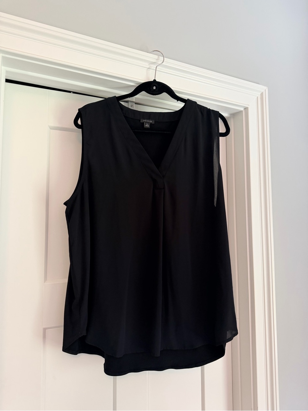 Ann Taylor Black Sleeveless V-Neck Pleat Front Camisole